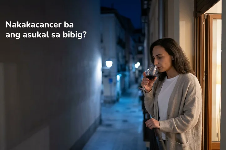 Nakakacancer ba ang asukal sa bibig? — isang babae sa balkonahe nang gabing-gabi, ngumunguya, may hawak na baso ng alak