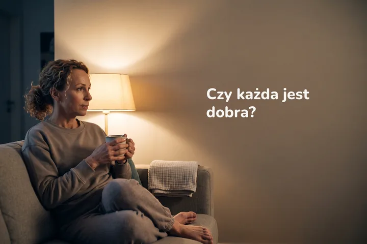 Czy każda jest dobra? — kobieta pod trzydziestkę siedzi z kubkiem na kanapie w świetle lampy