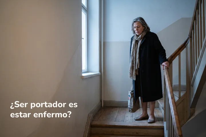 ¿Ser portador es estar enfermo? — una mujer de más de setenta descansa en un rellano con la bolsa del mandado