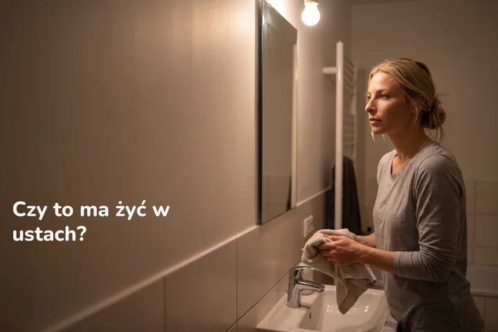 Czy to ma żyć w ustach? — kobieta wyciera ręce przy umywalce w łazience późną nocą