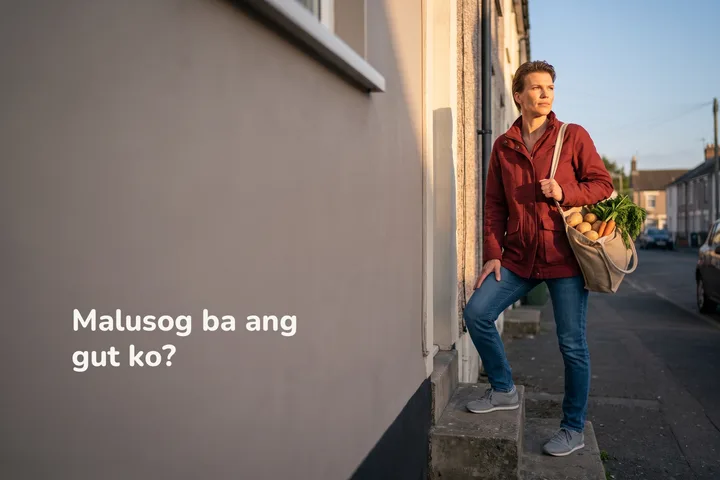 Malusog ba ang gut ko? — umaakyat ang isang babae sa hagdan ng bahay niya sa gabi, may bitbit na bag ng gulay
