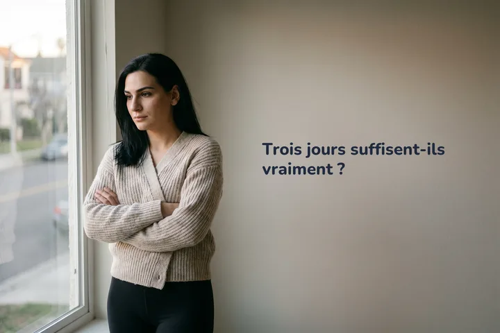 Trois jours suffisent-ils vraiment ? — une femme à la fenêtre de son salon dans la lumière déclinante, les bras croisés
